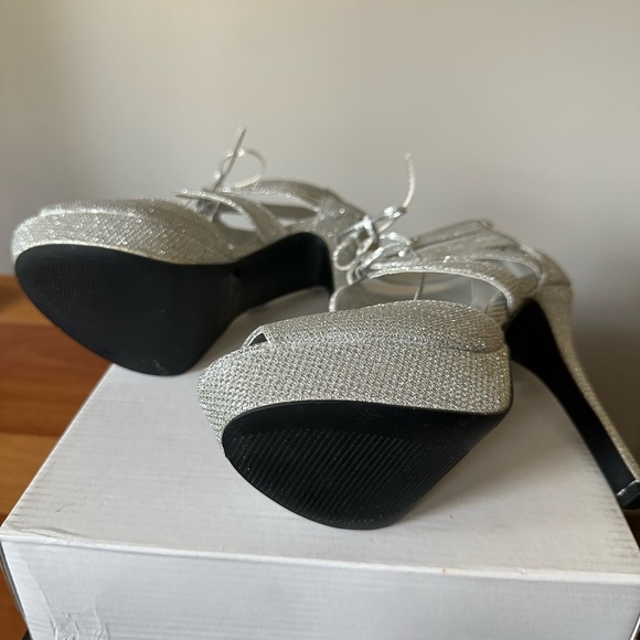 Women’s Silver Glitter Platform Sandal Pump Heels Size 7.5 - Picture 5 of 5
